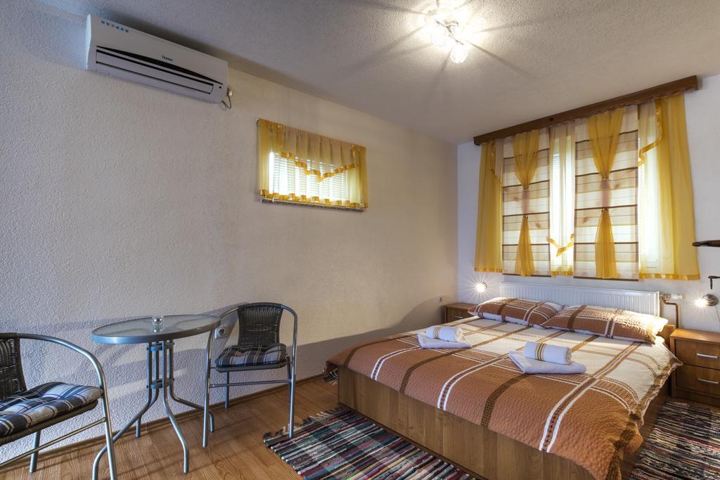 Apartment And Rooms Aracic โคเรนนิซา ภายนอก รูปภาพ